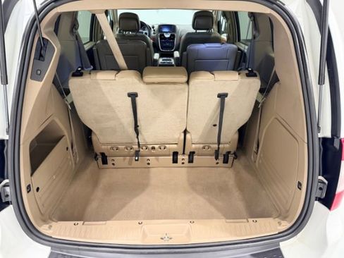 Used 2016 Chrysler Town & Country Touring FWD image 37