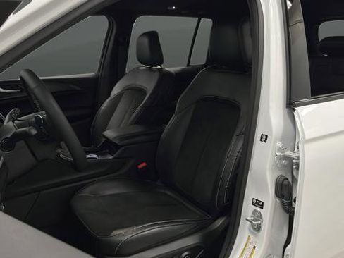 Used 2025 Jeep Grand Cherokee Altitude AWD/4WD image 9