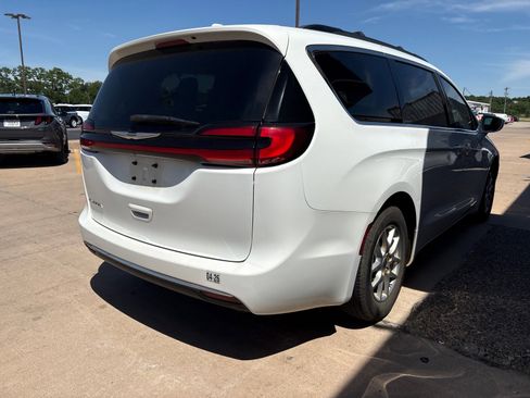Used 2022 Chrysler Pacifica Touring-L FWD image 9