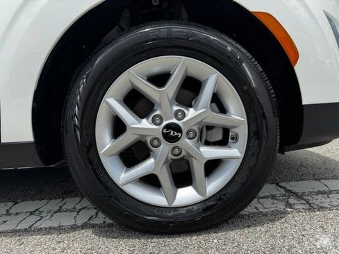 Used 2025 Kia Soul LX w/ LX Technology Package FWD image 12