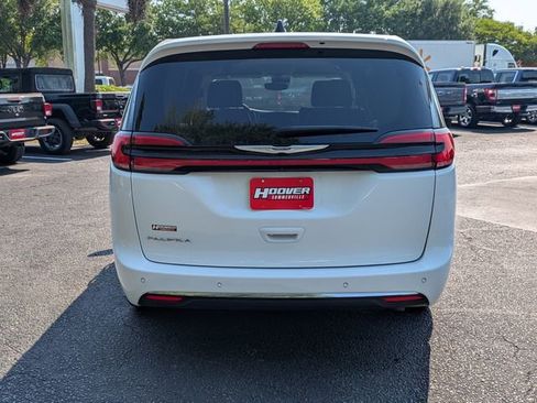 Used 2023 Chrysler Pacifica Touring-L FWD image 5