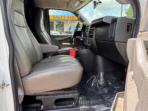 Used 2017 Chevrolet Express 2500 RWD image 19
