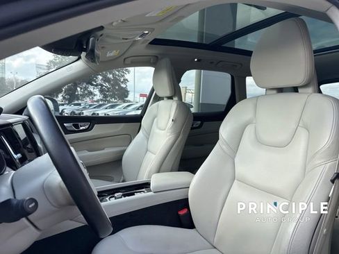 Used 2018 Volvo XC60 T6 Momentum w/ Convenience Package image 29