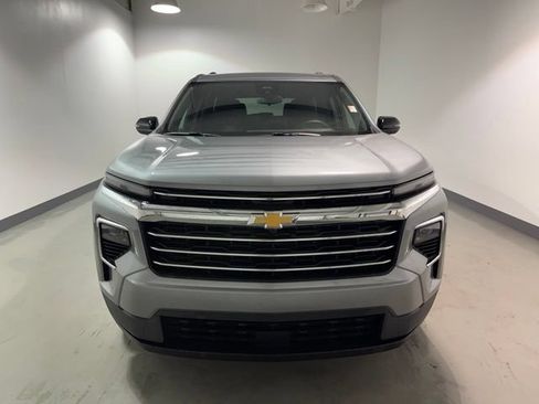 Used 2026 Chevrolet Traverse LT FWD image 2