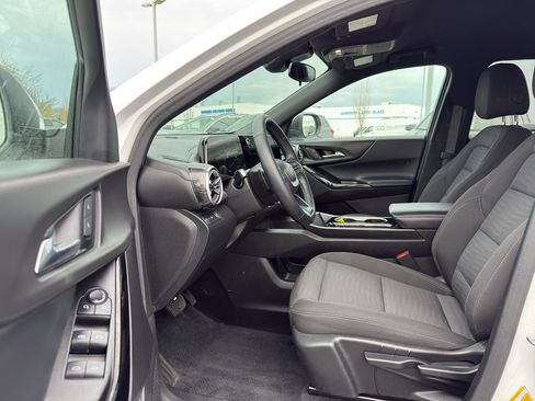Used 2025 Chevrolet Equinox LT FWD image 10