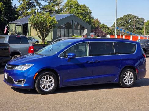 Used 2020 Chrysler Pacifica Touring FWD image 29