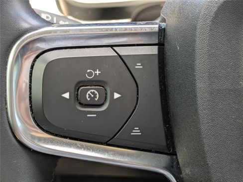 Used 2023 Volvo XC40 B5 Plus image 28