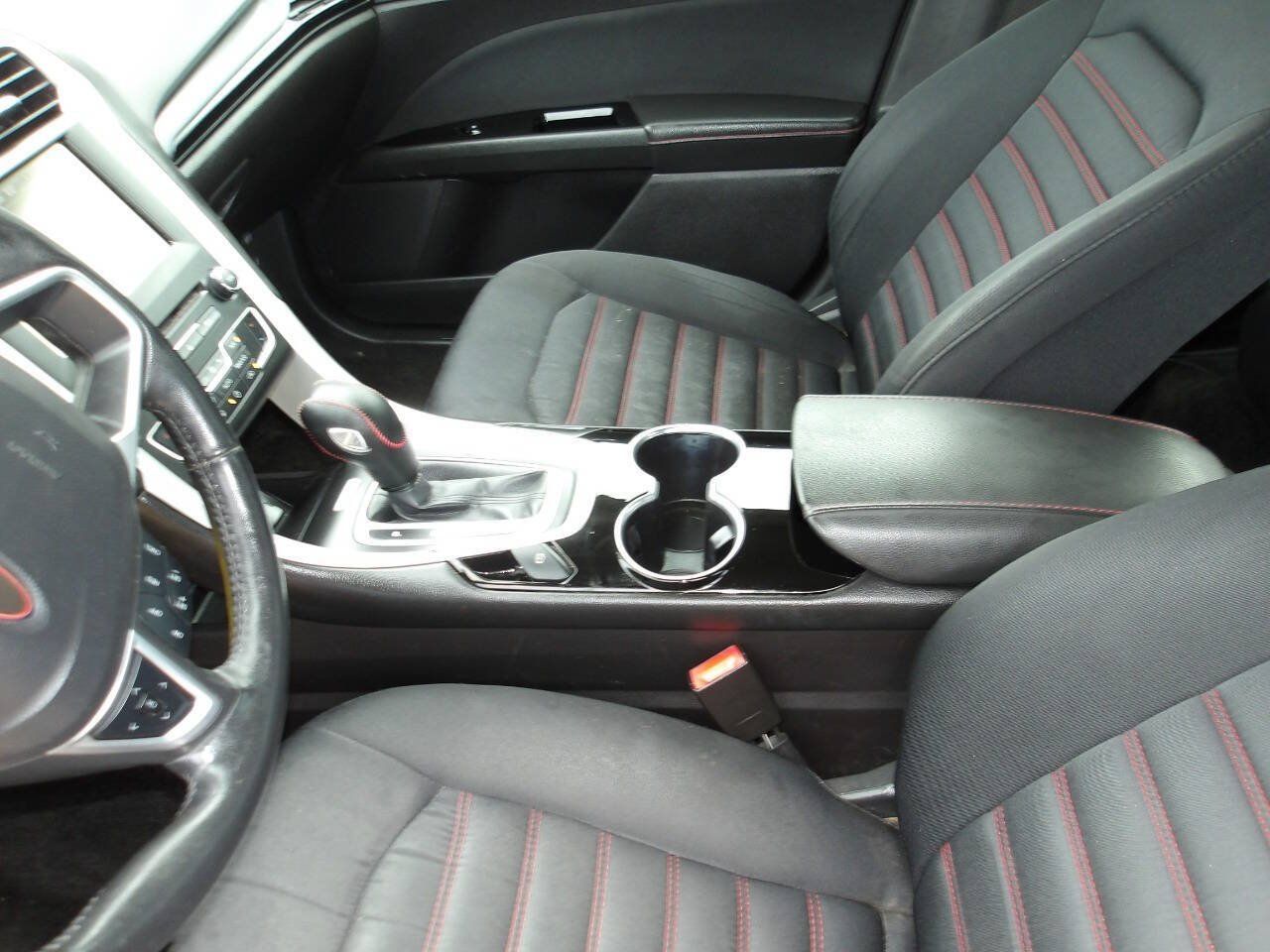 Used 2016 Ford Fusion SE FWD image 19