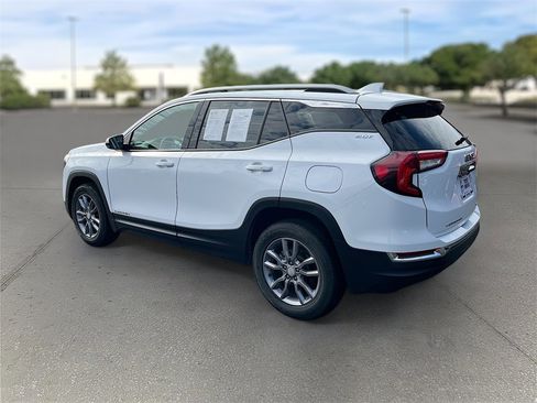 Used 2024 GMC Terrain SLT image 4