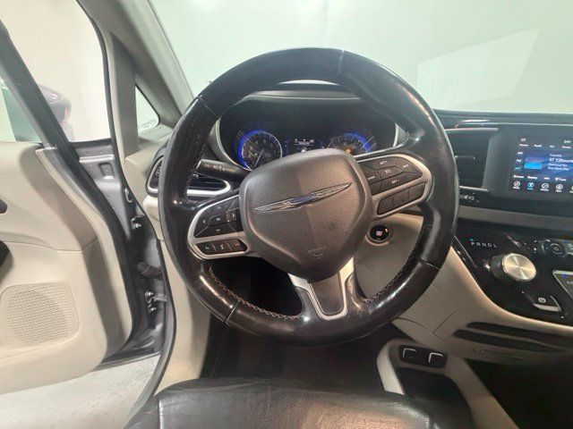 Used 2020 Chrysler Pacifica Touring-L FWD image 16