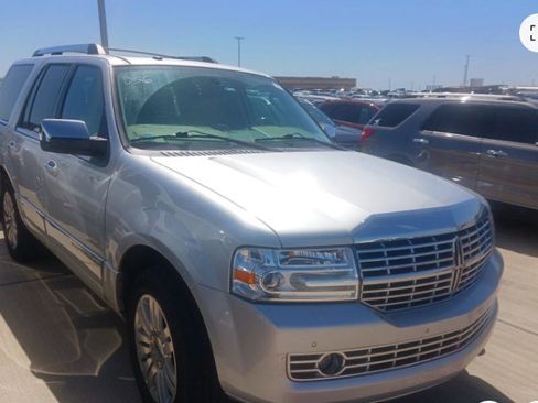 Used 2012 Lincoln Navigator image 1