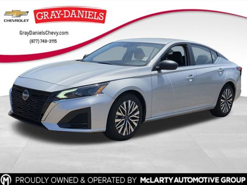 Used 2024 Nissan Altima 2.5 SV FWD image 1