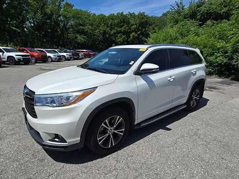 Used 2016 Toyota Highlander XLE FWD image 2