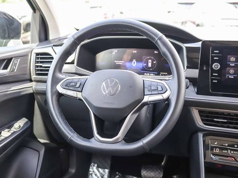Used 2025 Volkswagen Taos SE FWD image 17