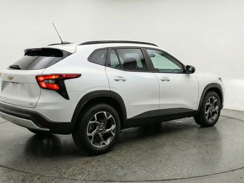 Used 2025 Chevrolet Trax LT w/ LT Convenience Package FWD image 9