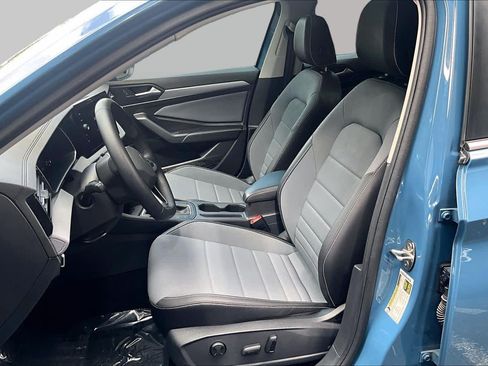 Used 2025 Volkswagen Jetta SE FWD image 9