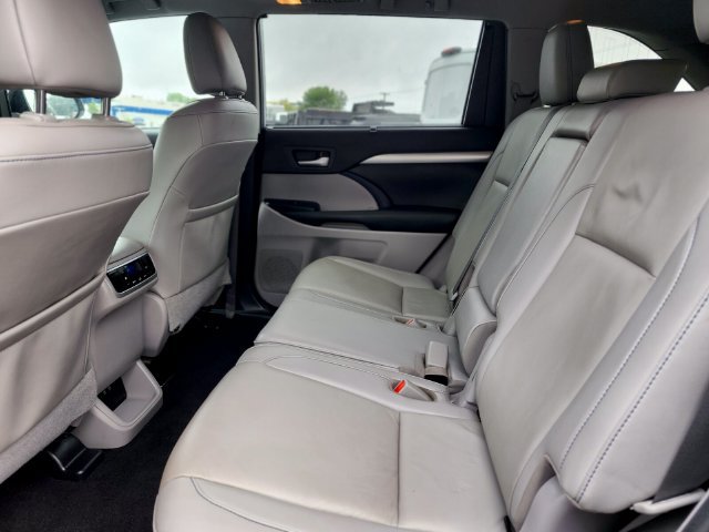Used 2019 Toyota Highlander XLE AWD/4WD image 16