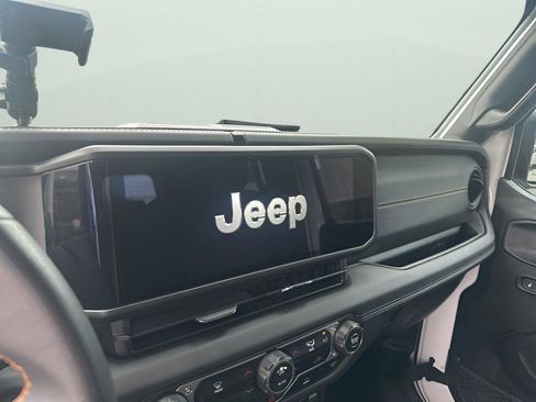 Certified 2024 Jeep Gladiator Mojave image 34