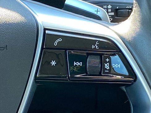 Used 2022 Audi e-tron Premium image 7