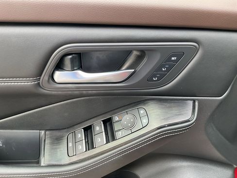 Used 2023 Nissan Rogue SL w/ SL Premium Package image 12