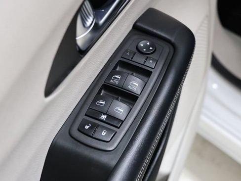 Used 2023 Chrysler Pacifica Touring-L FWD image 19