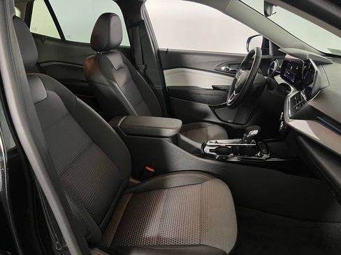 Used 2025 Chevrolet Trax LT w/ LT Convenience Package image 31