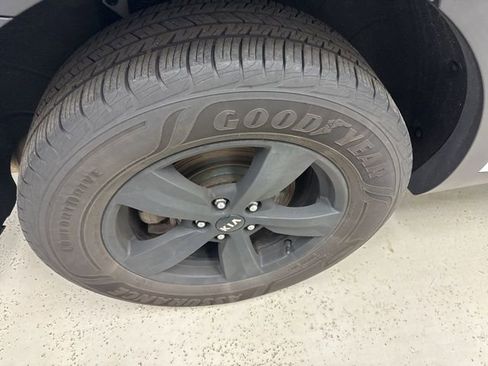 Used 2021 Kia Sorento LX image 4