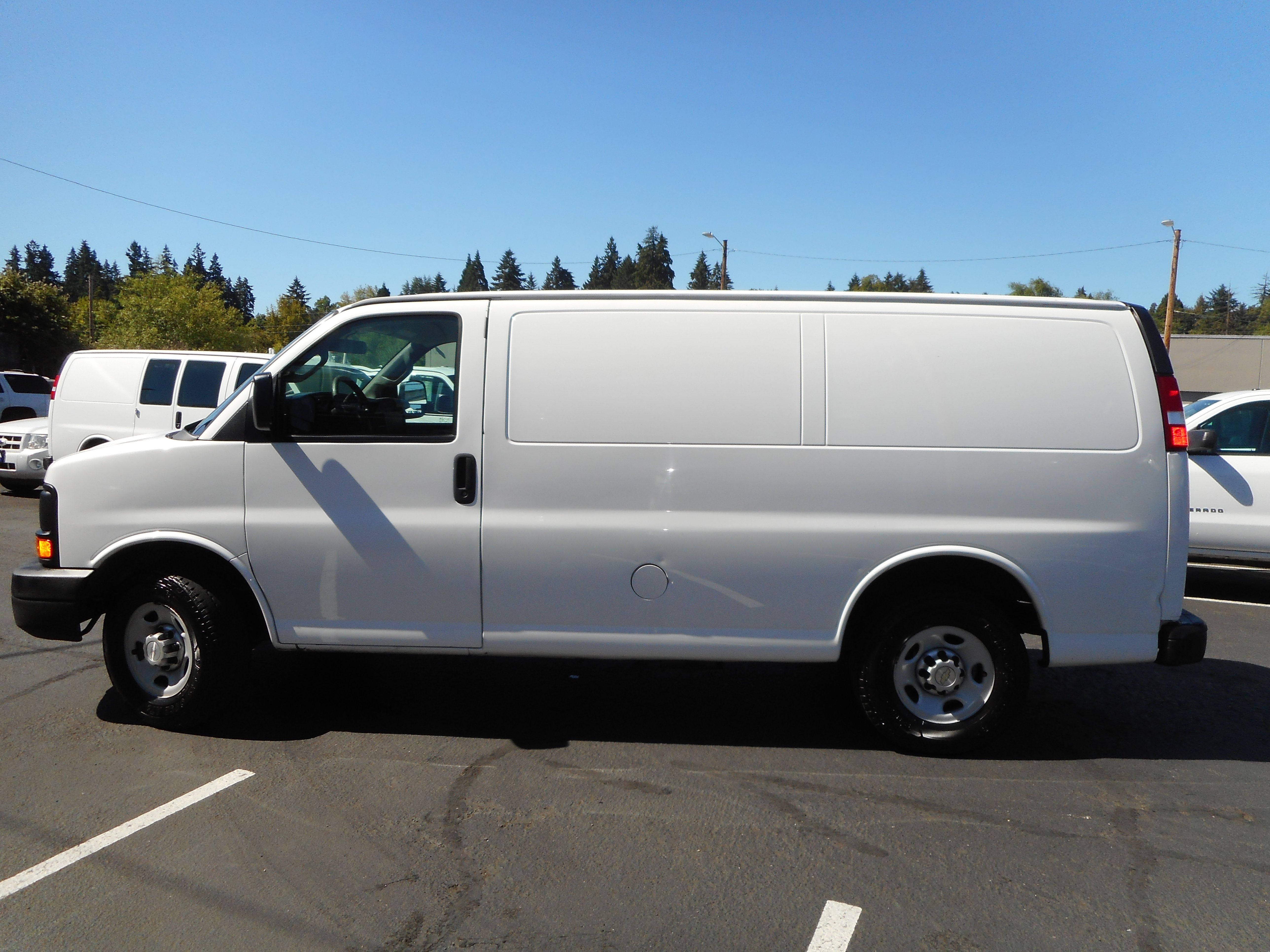 Used 2016 Chevrolet Express 2500 RWD image 2