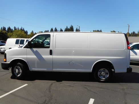 Used 2016 Chevrolet Express 2500 RWD image 2
