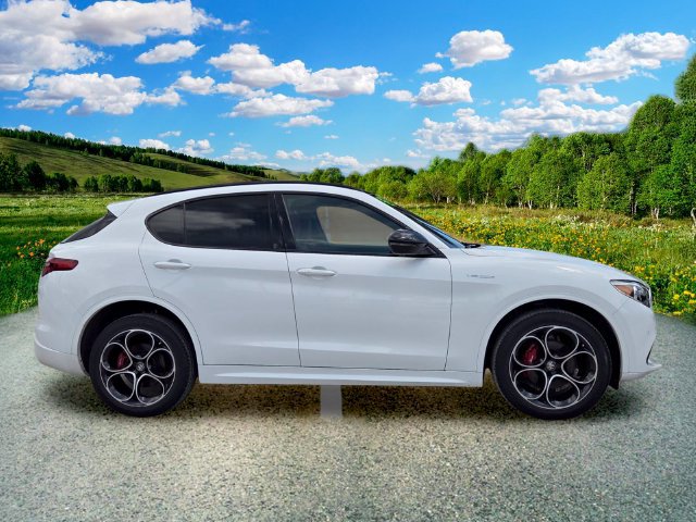 Used 2023 Alfa Romeo Stelvio Veloce AWD/4WD image 7