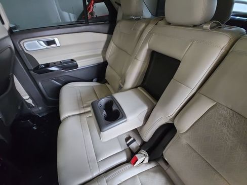 Used 2020 Ford Explorer Platinum w/ Premium Technology Package AWD/4WD image 30