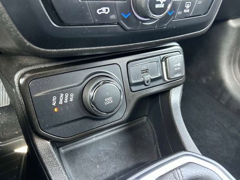 Certified 2023 Jeep Renegade Latitude w/ Premium Group AWD/4WD image 33