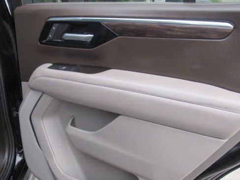 Used 2025 Chevrolet Tahoe LT RWD image 11