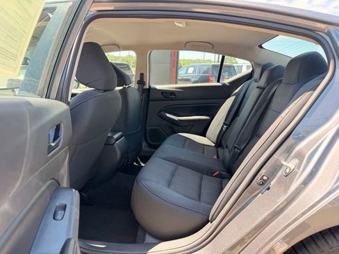 Used 2024 Nissan Altima 2.5 SV FWD image 12