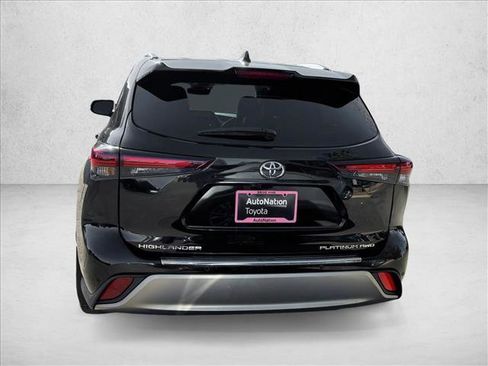 Certified 2025 Toyota Highlander Platinum image 6