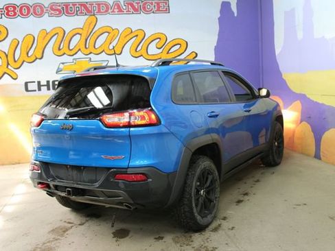 Used 2017 Jeep Cherokee Trailhawk AWD/4WD image 8