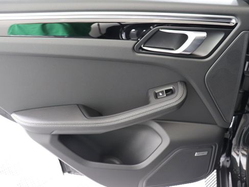 Used 2025 Porsche Macan image 23