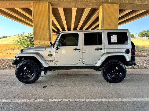 Used 2012 Jeep Wrangler Unlimited Rubicon AWD/4WD image 6