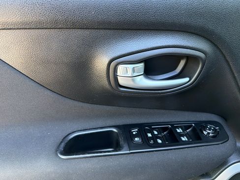 Used 2019 Jeep Renegade Latitude FWD image 12
