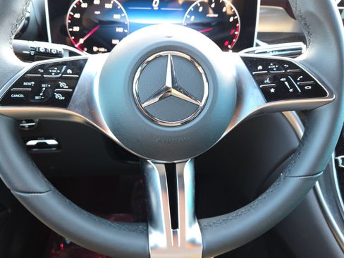 Used 2025 Mercedes-Benz GLC 300 image 16