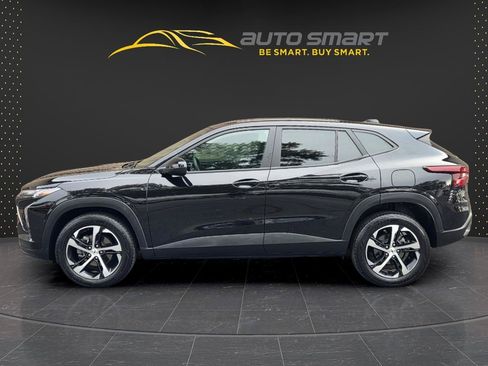 Used 2025 Chevrolet Trax RS FWD image 2