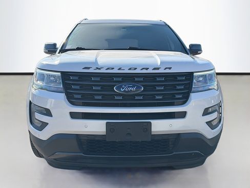 Used 2017 Ford Explorer XLT w/ Equipment Group 202A image 8