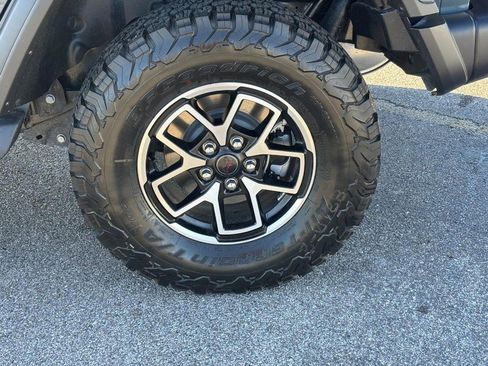 Used 2025 Jeep Wrangler Unlimited Rubicon w/ Convenience Group image 9