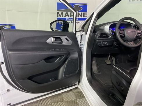 Used 2025 Chrysler Pacifica Limited image 29