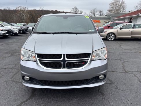 Used 2019 Dodge Grand Caravan SXT image 2