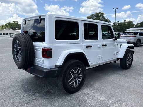 Used 2025 Jeep Wrangler Unlimited Sahara AWD/4WD image 5