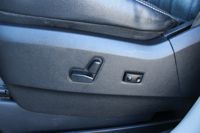 Used 2016 Chrysler Town & Country Touring FWD image 13