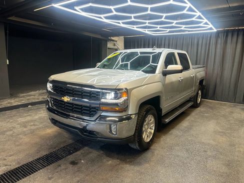 Used 2018 Chevrolet Silverado 1500 LT w/ All Star Edition AWD/4WD image 3