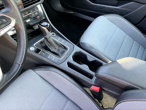 Used 2025 Volkswagen Jetta SE FWD image 14