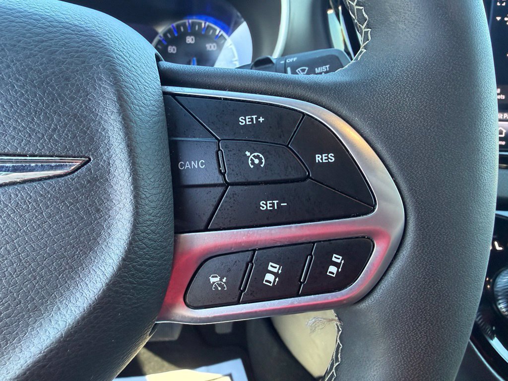 Used 2025 Chrysler Pacifica Select FWD image 11